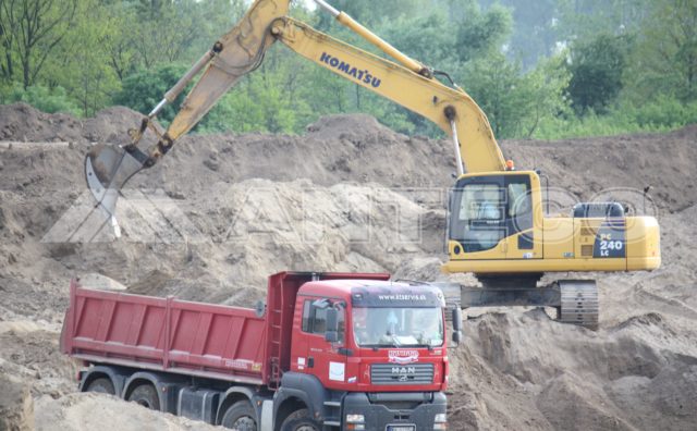 tazba strku tazne stroje dodavka anteco strkopiesky horna sec areal tazba strku kamenivo okrasne kamene stavebny material nitra levice